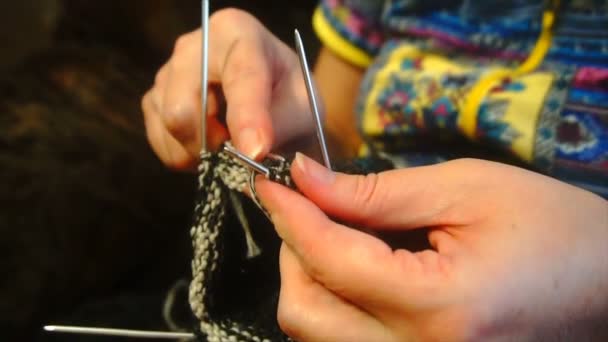 Donna calze in lana lavorata a maglia, slow motion — Video Stock