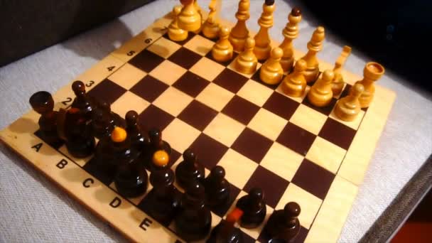 Jugar al ajedrez cámara lenta — Vídeo de stock