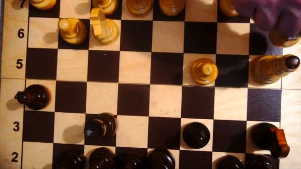 Jugar al ajedrez cámara lenta — Vídeo de stock