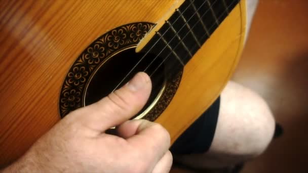 Spelar gitarr solo slowmotion — Stockvideo