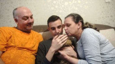 Anne baba ve oğul bir kedi, mutlu bir aile ile oynamak