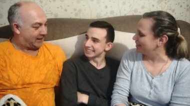 Anne baba ve oğul oynamak ve gülmek, mutlu bir aile