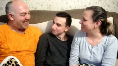 Anne baba ve oğul oynamak ve gülmek, mutlu bir aile