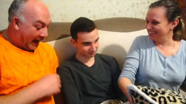 Mutter Vater und Sohn spielen und lachen, glückliche Familie — Stockvideo
