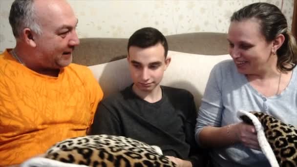 Moeder vader en zoon spelen en lachen, gelukkige familie — Stockvideo