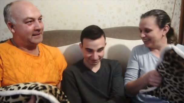 어머니 아버지와 아들 놀이 웃음, 행복 한 가족 — 비디오