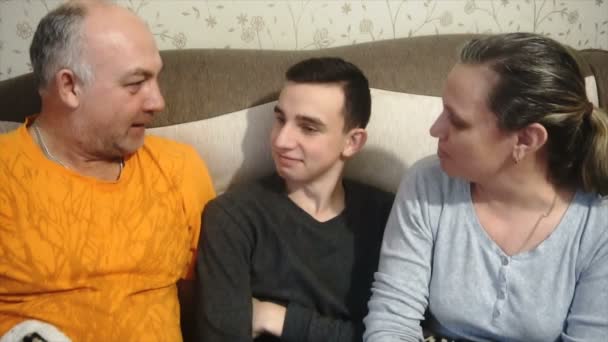 Mamma, Pappa och son spela och skratta, lycklig familj — Stockvideo