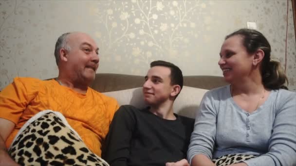 Madre padre e figlio giocare e ridere, famiglia felice — Video Stock