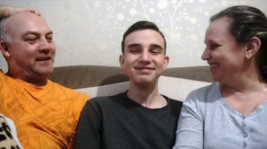 Anne baba ve oğul oynamak ve gülmek, mutlu bir aile