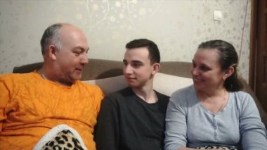 Anne baba ve oğul oynamak ve gülmek, mutlu bir aile