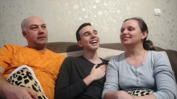 Anya-apa és fia játszani és nevetni, boldog család — Stock videók