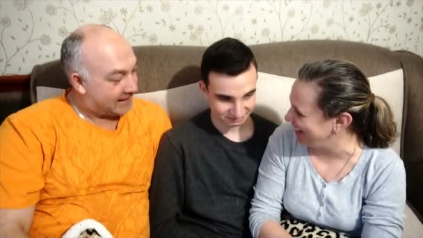 Mutter Vater und Sohn spielen und lachen, glückliche Familie — Stockvideo