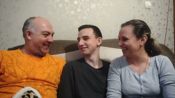 Madre padre e figlio giocare e ridere, famiglia felice — Video Stock