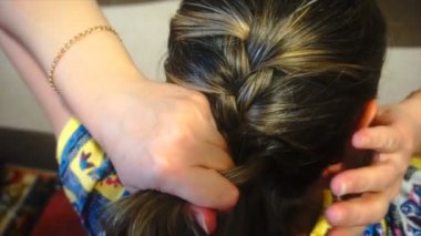 kadın örgü pigtails kendini, ağır çekim