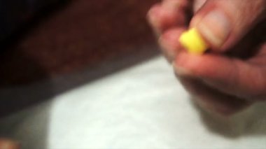 kadının DIY kağıt quilling yapması