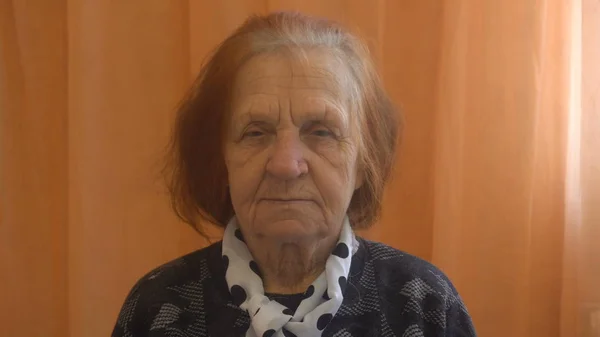 Portret van een oudere vrouw die kijken naar de camera — Stockfoto