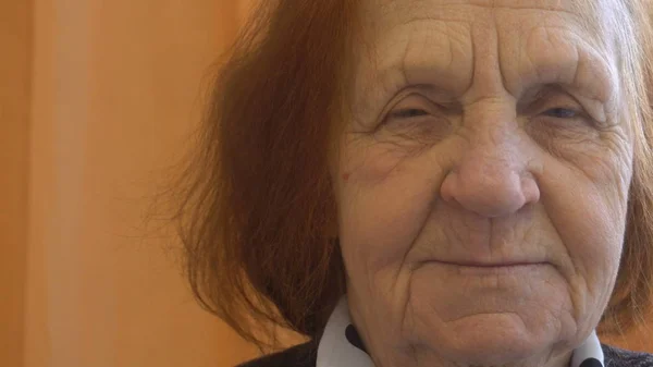 Retrato de una anciana sonriente mirando a la cámara — Foto de Stock