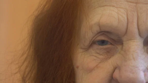 Kameraya arayan yaşlı bir kadın portresi kapatın — Stok fotoğraf