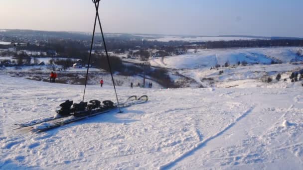 Ski's en skistokken op sneeuw berg landschap achtergrond — Stockvideo