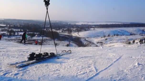 Ski et bâtons de ski sur fond de paysage de montagne de neige — Video