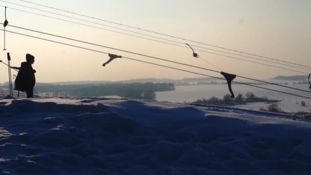 Paisaje invierno toboganes estación de esquí, telesilla, bajar snowboarders cuesta abajo y esquiadores — Vídeos de Stock