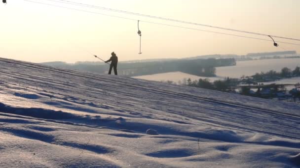 Paisaje invierno toboganes estación de esquí, telesilla, bajar snowboarders cuesta abajo y esquiadores — Vídeos de Stock