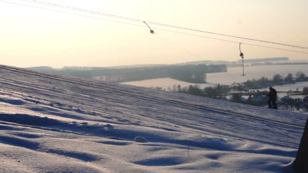 Paisaje invierno toboganes estación de esquí, telesilla, bajar snowboarders cuesta abajo y esquiadores — Vídeos de Stock