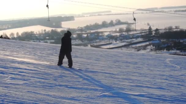 Paisaje invierno toboganes estación de esquí, telesilla, bajar snowboarders cuesta abajo y esquiadores — Vídeos de Stock