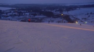 manzara kış slaytlar Kayak Merkezi, teleferik, downhill snowboard ve kayakçılar