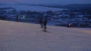 manzara kış slaytlar Kayak Merkezi, teleferik, downhill snowboard ve kayakçılar