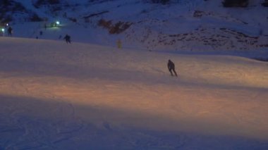 manzara kış slaytlar Kayak Merkezi, teleferik, downhill snowboard ve kayakçılar