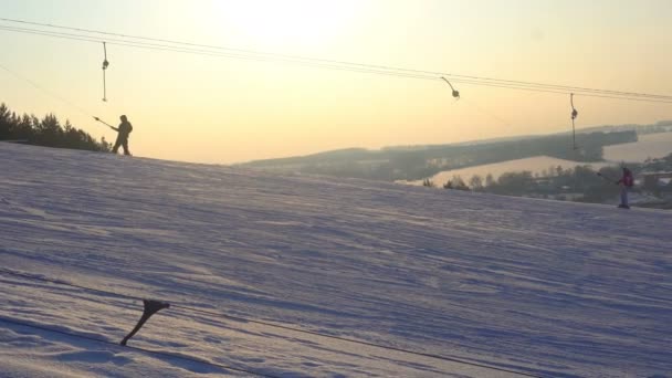 Paysage glisse d'hiver domaine skiable, téléski, descente snowboarders et skieurs — Video