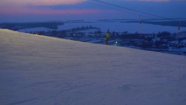 Paisaje invierno toboganes estación de esquí, telesilla, bajar snowboarders cuesta abajo y esquiadores — Vídeos de Stock