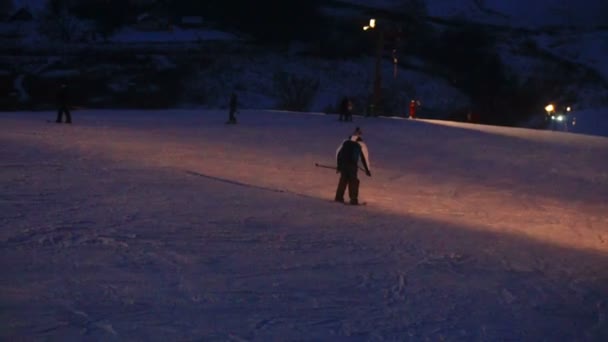 Paesaggio scivoli invernali stazione sciistica, skilift, discesa snowboarder e sciatori — Video Stock