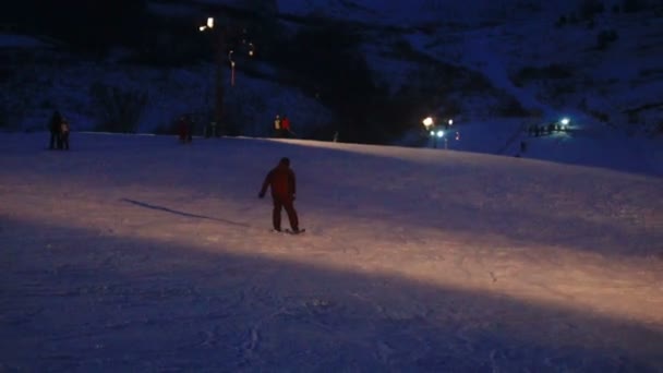 Paesaggio scivoli invernali stazione sciistica, skilift, discesa snowboarder e sciatori — Video Stock