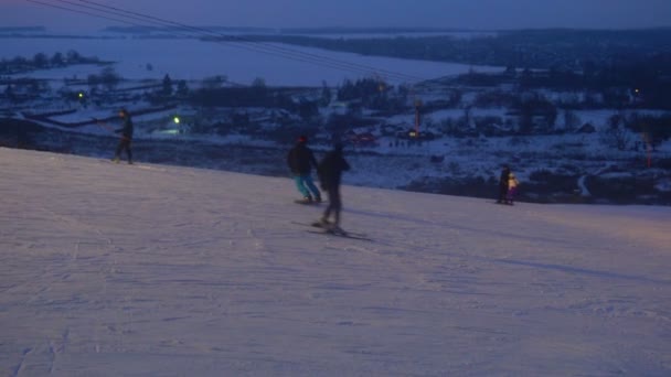 Krajobraz zimowy ośrodek narciarski slajdy, Wyciąg narciarski, idąc w dół zjazdowe w snowboardziści i narciarze — Wideo stockowe