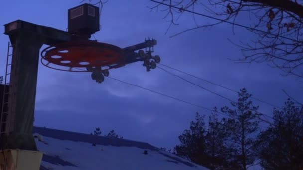 Le processus de travail d'un télésiège dans une station de ski par temps froid — Video