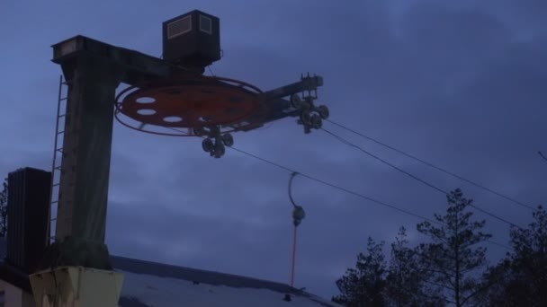 O processo de trabalho de um elevador de cadeira em uma estância de esqui em tempo frio — Vídeo de Stock