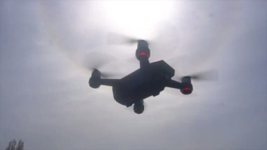 RC quadcopter havada yavaş hareket uçuşu