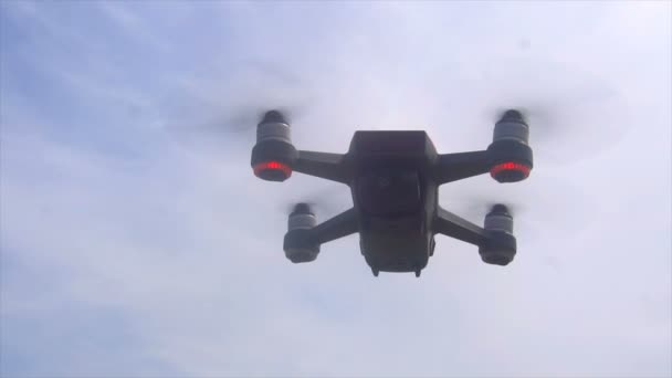 Quadricóptero RC paira no ar, câmera lenta — Vídeo de Stock