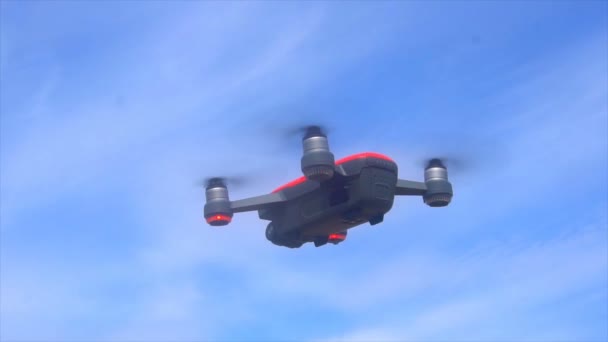 RC quadcopter lebeg a levegőben, lassú mozgás