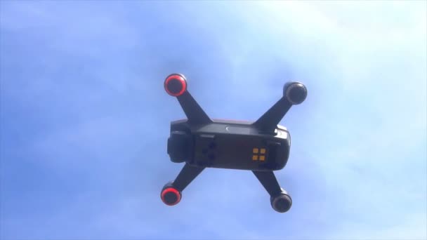 RC квадрокоптер зависає в повітрі, повільний рух — стокове відео