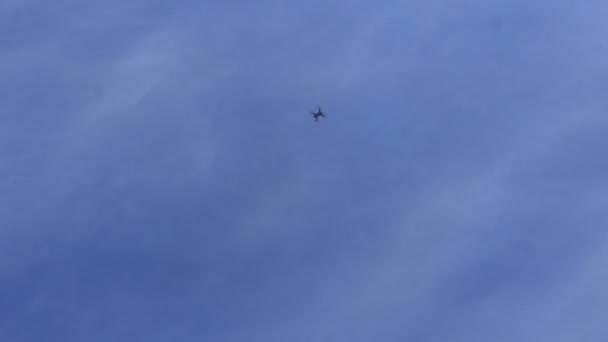 quadcopter vers le bas du ciel 
