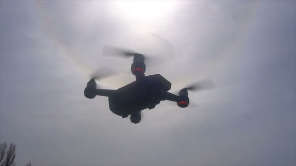 Rc quadcopter schwebt in der luft, zeitlupe — Stockvideo