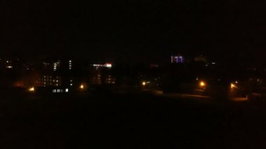 quadcopter ile çekim, taşra kasabasında gece gözden geçirin