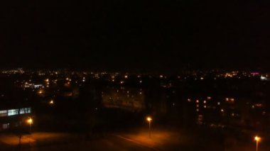 quadcopter ile çekim, taşra kasabasında gece gözden geçirin