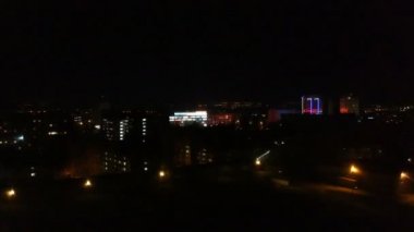 quadcopter ile çekim, taşra kasabasında gece gözden geçirin
