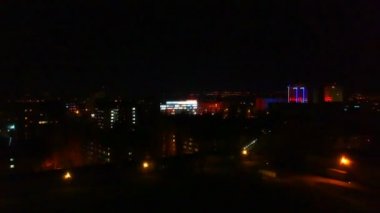 quadcopter ile çekim, taşra kasabasında gece gözden geçirin