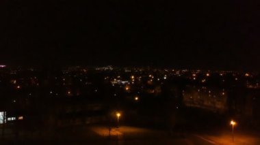 quadcopter ile çekim, taşra kasabasında gece gözden geçirin