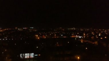 quadcopter ile çekim, taşra kasabasında gece gözden geçirin